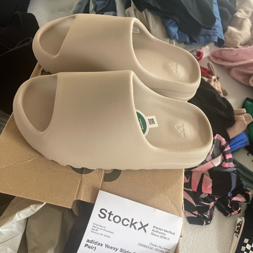 Yezzy slides never used bought the wrong size.